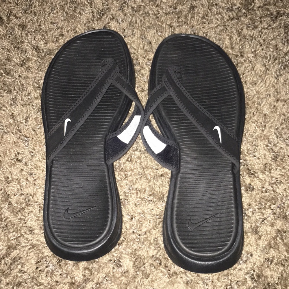 Black nike flip flops